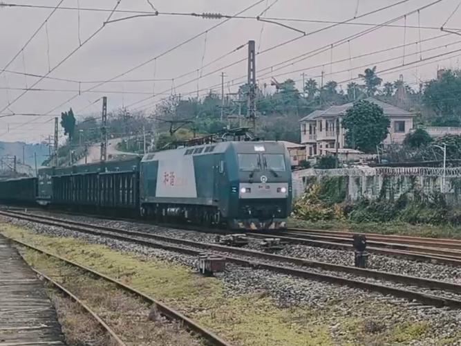 貨運(yùn)列車經(jīng)過貨運(yùn)列車經(jīng)過站視頻