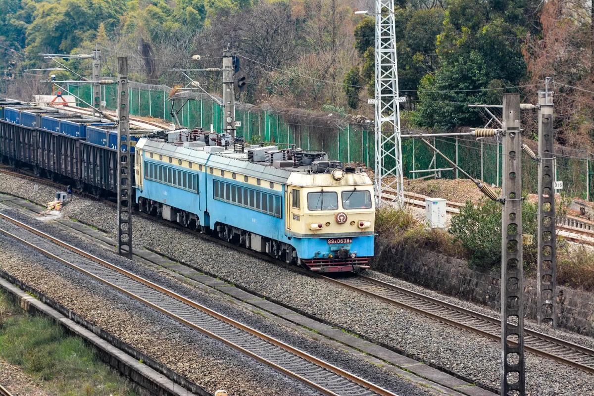 韶山4貨運(yùn)韶山貨運(yùn)機(jī)車