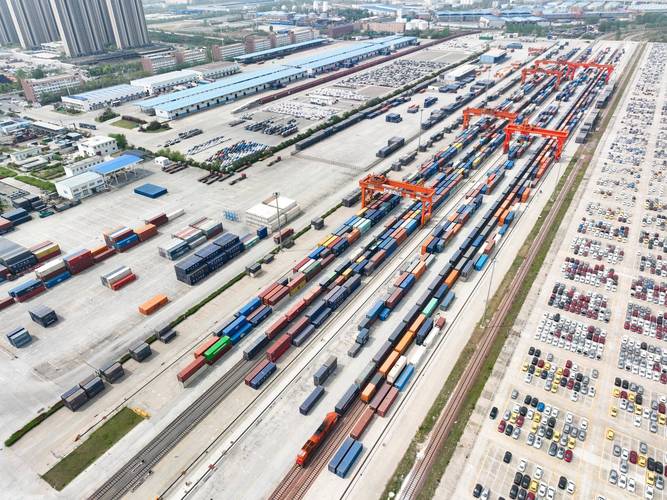 火車貨運(yùn)輪拉火車的貨輪