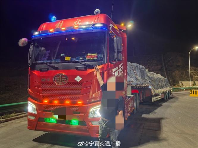 夜間卡車貨運(yùn)夜間卡車貨運(yùn)圖片